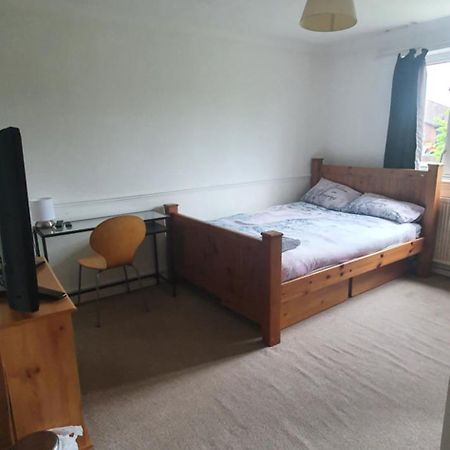 Spacious And Serene Stay Near Milton Keynes Centre Willen Szoba fotó
